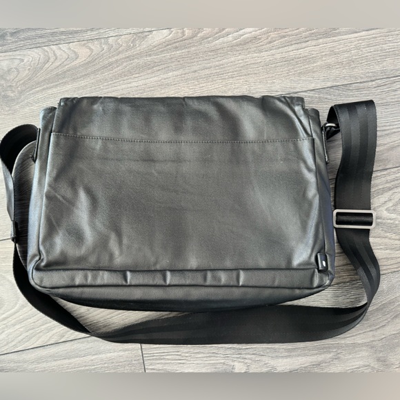 Incase laptop crossbody bag - Picture 4 of 4